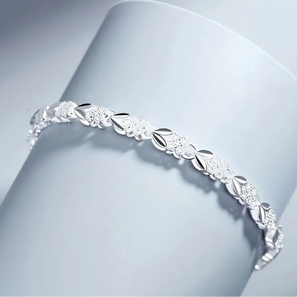 Silver Plated Bracelet Simple Alloy Design for Everyday NWT - Picture 2 of 7